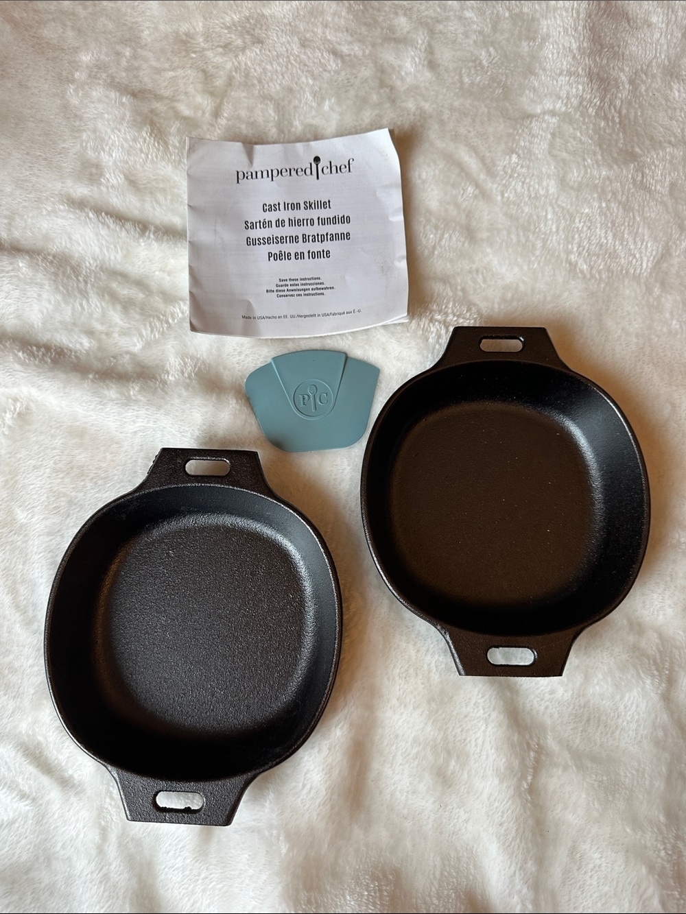 PAMPERED CHEF Black Cast Iron 5” Skillet Duo with Teal Silicone Scraper Quality